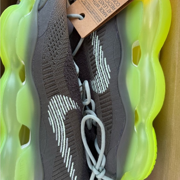 NWT Nike Air Max Flyknit Sneakers in Olive/Neon green/ black. Unisex. 11.5 women - Picture 9 of 11